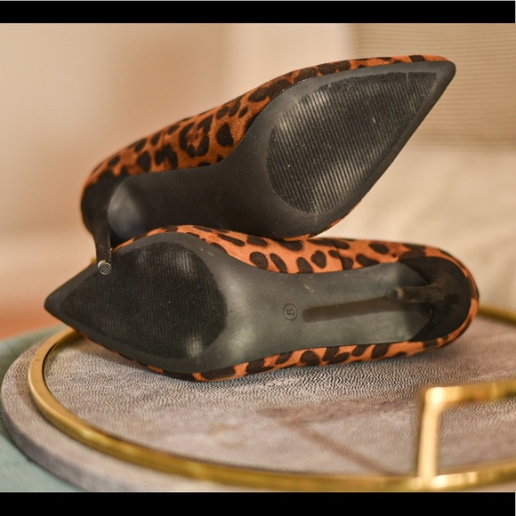 Lulu’s Verra Leopard Suede Pumps - Picture 7 of 9